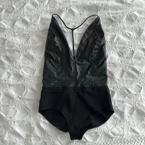 NWOT ONE by Nines faux leather V bodysuit - sz small